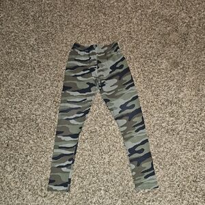 Daytrip BUCKLE, Youth Girls Sz Small CAMO leggings.